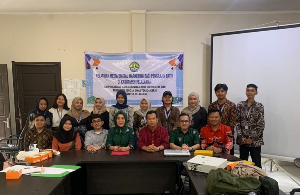 Kolaborasi Universitas Riau dan Dinas Tenaga Kerja Kabupaten Pelalawan; Era Digital bagi marketing UMKM Batik Pelalawan