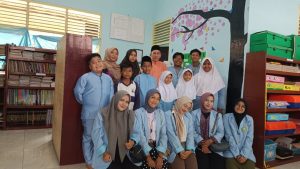 Pojok baca: Solusi meningkatkan minat membaca dan stimulasi anak siswa-siswi SDN 001 Empat Balai.