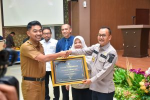 PJ Bupati Mhd Firdaus Serahkan Penghargaan Kepatuhan Masyarakat Terhadap PBB-P2