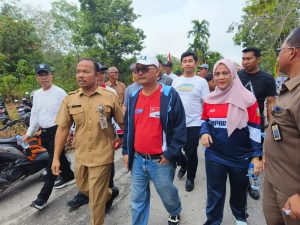 Gerak Jalan Santai Serahkan 10 Juta Bendera. Mhd Firdaus : Penting, Kebersamaan dan Kekompakan Mencapai Cita – Cita Pembangunan