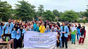 Untuk Meningkatkan Keterampilan Siswa, Mahasiswa Kukerta UNRI Adakan Demonstrasi Pembuatan Sabun Cuci Tangan dari Minyak Jelantah dan Sosialisasi Cuci Tangan yang Baik dan Benar. .