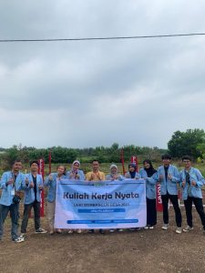 MAHASISWA KKN UNIVERSITAS RIAU (UNRI) 2023 MELAKUKAN PENANAMAN BIBIT POHON JERUK DI DESA PELAMBAIAN