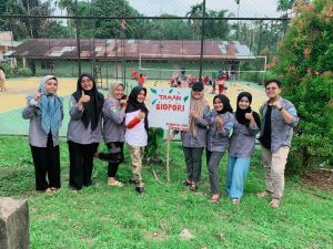 Mahasiswa Kukerta UNRI Menciptakan Taman Biopori serta Memberikan Pemahaman Pemanfaatan Biopori Kepada Masyarakat di Desa Sangau.