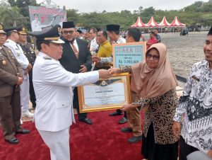 Pejuang Pendidikan Sosok Kartini Rohul Helmiwati SPd Sumringah Terima Anugerah Penghargaan Dari Bupati H Sukiman