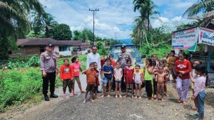 Ratusan Rumah Warga Di RTU, Kapolsek Rambah  Giat Evakuasi Dan Patroli Serta Berikan  Batuan Sembako