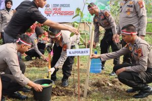 Polri Lestarikan Negeri, Polres Rohul Tanam 2.500  Pohon