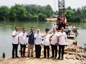 Sudah Nunggu 3 Tahun  Akhirnya Dibangun ,Pj Bupati Kampar Tinjau Pembangunan Jembatan Tanjung Berulak dan Limau Manis.