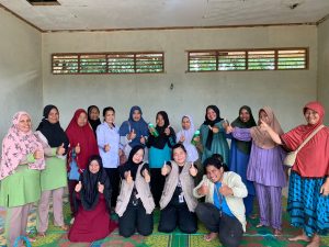 Sosialisasi Proses Pembuatan Sabun Cuci Piring Oleh Tim KUKERTA UNRI Di Desa Batang Nilo Kecil”