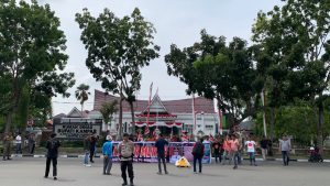 Dinilai Gagal, Forkot Kampar Demo Lapor Merah 100 Hari Kinerja Pj Bupati Firdaus