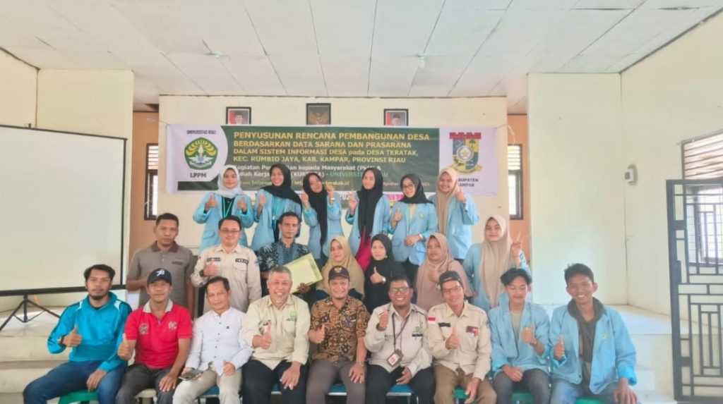 MAHASISWA KUKERTA UNIVERSITAS RIAU BERSAMA TIM PKM TAJA PROGRAM PENGEMBANGAN SISTEM INFORMASI DESA