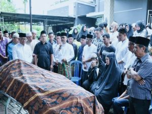 Penjabat Bupati Kampar Melayat ke kediaman Mantan Kadis Perikanan Alm. Ir. Usman Amin