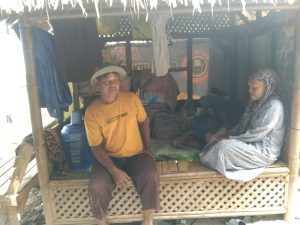 Miris, Tak Punya Rumah, Keluarga Masri Bersama Keluarga Tinggal Di Gubuk Bekas Pos Ronda