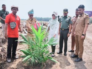 PJ Bupati Kampar Bersama Dirjen Perkebunan RI Lakukan Kick Of Tanam Perdana Percepatan PSR