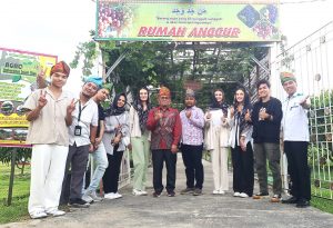 Enam Mahasiswa Jerman Berkunjung ke Agrowisata UIR