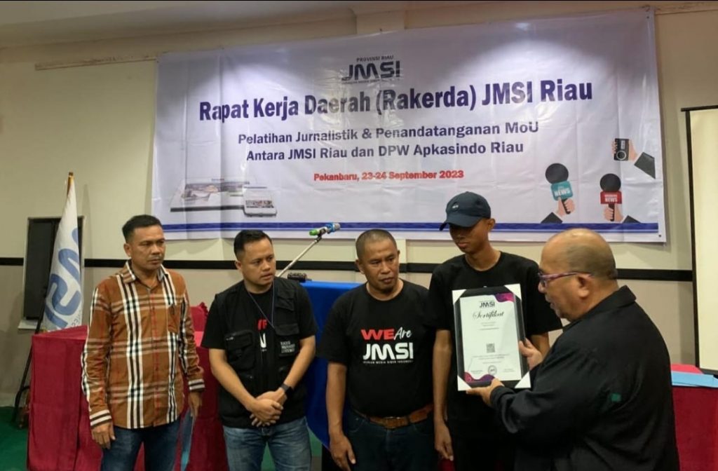 Dari 180 Perusahaan Pers, 3 Simbolis Terima QR Barcode Keanggotaan Pada Rakerda JMSI Riau