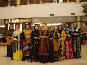 Tampil Anggun Dan Elegan Dengan Busana Batik Kampar, drg. Yusi Firdaus, MM Ajak Bangga Pakai Batik Sebagai Identitas Bangsa Indonesia