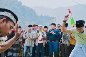 PJ Bupati Kampar Bersama Sejumlah Pejabat Mancokau ikan lubuk Larangan Batu Sanggan