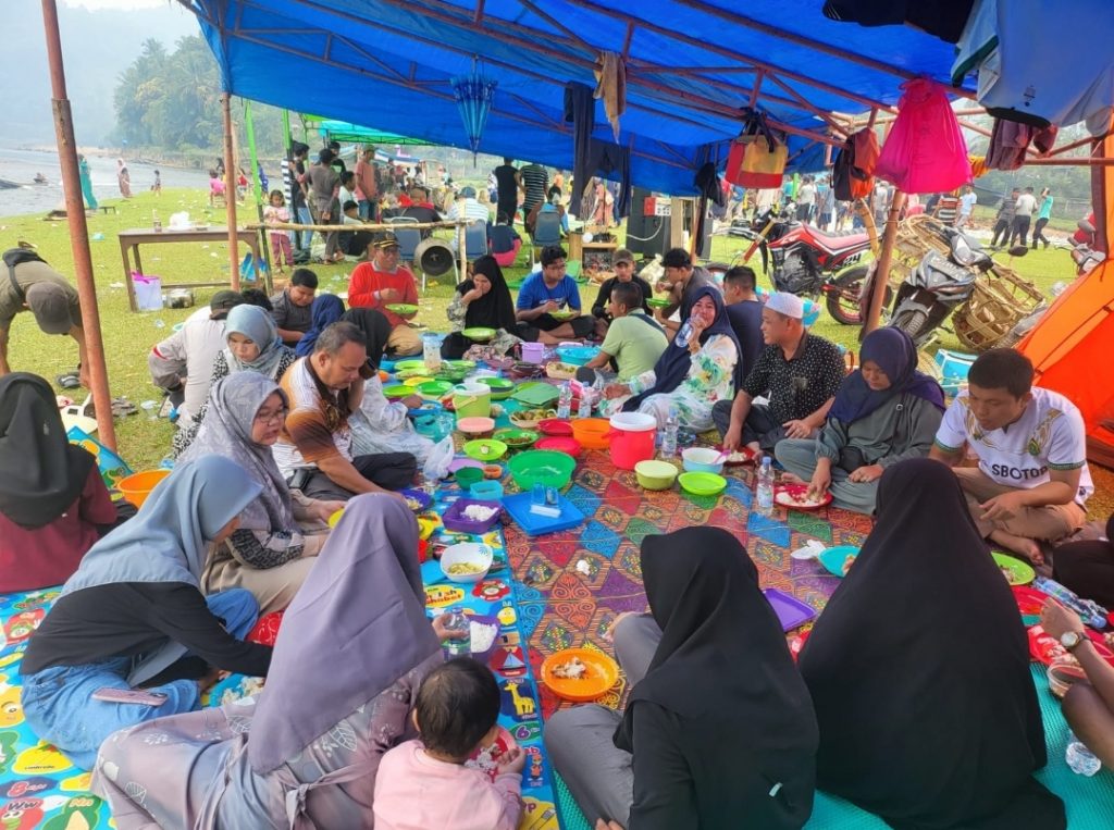 Ketua Komisi II DPRD Kampar Hadiri Mancokau Ikan Lubuk Larangan Desa Tanjung Belit