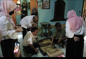 Peduli Terhadap Benda Bersejarah, Kadispersip Provinsi Riau Kunjungi Kampar   