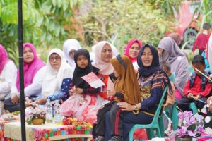 Rogoh Kocek Pribadi, Bunda Paud Kab. Kampar Serahkan Alat Bermain Di Luar Saat Sosialisasikan Gempur Paud Di Desa Pulau Tinggi.