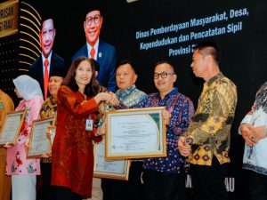 Pj Bupati Kampar Terima Penghargaan Pertama dari Kemendes PDT dan Transmigrasi RI atas Komitmen Majukan Desa