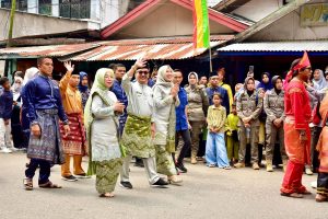 Pawai Ta’aruf diarak Diqiu Gubano, Pj Bupati Kampar Serahkan Al-Qur’an dan Tasbih Kepada Gubri