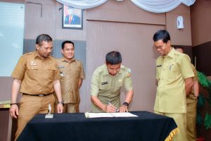 Disaksikan oleh Asisten 1 sebanyak 6 Camat Di Lingkungan Pemda Kampar Gelar Sertijab.
