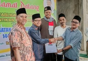 Tokoh Gusdar Serahkan Berkas Saidul Tombang sebagai Calon Wakil Bupati ke Ketua PKS Kampar