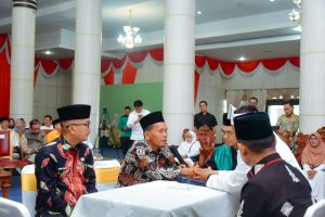 Program SAKINAH, Pj Bupati Kampar Saksikan Akad Nikah Khairul dan Meri Sekaligus Serahkan KTP Baru