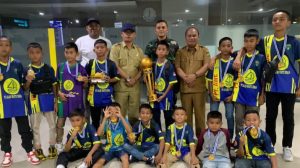 Kadisdikpora Kampar Drs. H.Aidil, SH., M.Si Menyambut Kepulangan Anak SSB KMBS Yang Menjuarai LSI Nasional Di Jakarta