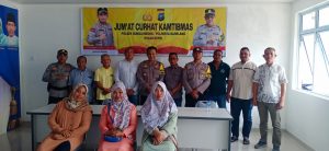 Giat Curhat Jum’at Kamtibmas & Pembagian Bansos Polsek Sei Beduk Bersama Masyarakat Mukakuning