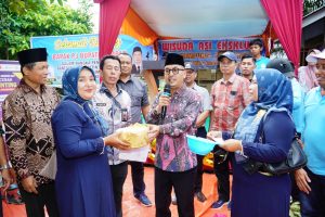 Penjabat Bupati Firdaus Beri Bantuan Benih Ikan Patin Dan Pakan Serta Sampan Mesin Untuk Kelompok Nelayan.