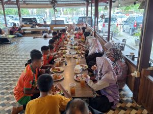 Setelah Meraih Kemenangan Manis SSB KMBS Langsung Dijamu Oleh Ketua Umum H. Sofiyan, SE