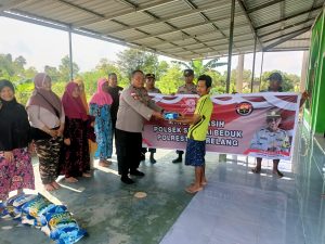 Polsek Sei Beduk Lakukan Minggu Kasih & Bansos Bersama Masyarakat Kavling Baru Sungai Daun Kel. Tanjung Piayu