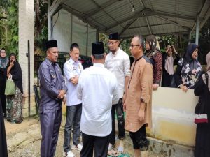 Pj Bupati Kampar H. Hambali Dan Plh Sekda Kampar Antarkan Jenazah Hj. Nuraini Aziz Zaenal Ke Pemakaman.
