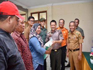 Penjabat Bupati Hambali Berikan Bantuan 2,5 Ton Beras Untuk Masyarakat Terdampak Banjir di Kampar Kiri Hilir.