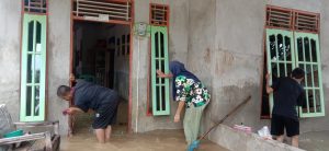 Banjir Mulai Surut Satu Keluarga Sibuk Membersihkan Rumah