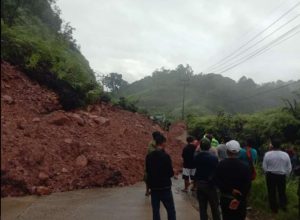 Akibat Hujan Melanda Kampar, Jalan Lintas Riau-Sumbar KM 90 Tanjung Alai Longsor