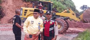 Jalan Lintas Riau-Sumbar KM 96 Tanjung Alai, Camat XIII Koto Kampar Siaga Dilokasi
