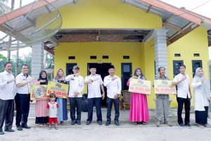 Penjabat Bupati Hambali Serahkan Bantuan Bedah Rumah Kepada Masyarakat Penerima Manfaat Desa Salo Timur.