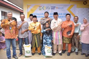 Pj Bupati Hambali Salurkan Bantuan 6,5 Ton Beras BP-CBP Untuk Masyarakat Penerima Manfaat di Kuok