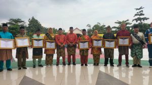 Pj Bupati Kampar Langsung Serahkan penghargaan Kepada PT RAPP Atas Partisipasinya Sebagai Bapak Asuh Anak Stunting (BAAS) di Kabupaten Kampar.