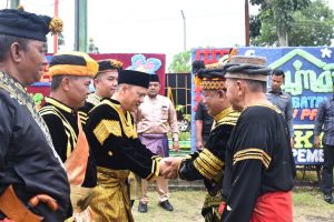 Pj Bupati Kampar Hambali Dinobatkan Sebagai Payung Panji Adat Datuok Rajo Limbago