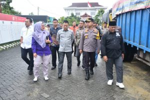 Penjabat Bupati Kampar Resmi Lepas Pendistribusian Logistik Pemilu 2024 Ke Kecamatan.