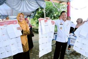 Penjabat Bupati Kampar Hambali dan Isteri Nyoblos Di TPS 07 Desa Salo Timur.
