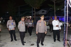 Kapolresta Barelang Kunjungi dan Berikan Semangat Kepada Petugas KPPS yang Sampai Larut Malam Masih Melakukan Perhitungan Hasil Pencoblosan di TPS.