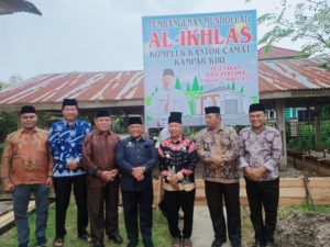 Penjabat Sekda Kampar Peletakkan Batu Pertama Pembangunan Musholla Al-Ikhlas Komplek Kantor Camat Kampar Kiri