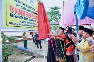 Penjabat Bupati Kampar Hambali Resmikan TK 01 Negeri Desa Salo.