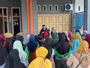 Sambut Ramadhan 1445 H, Kepala Bapenda Kampar Kembali Bantu Petugas Kebersihan