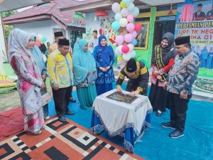 Kadisdikpora Kampar Bersama PJ Bupati Resmikan TK Pembina Negeri 01 Salo